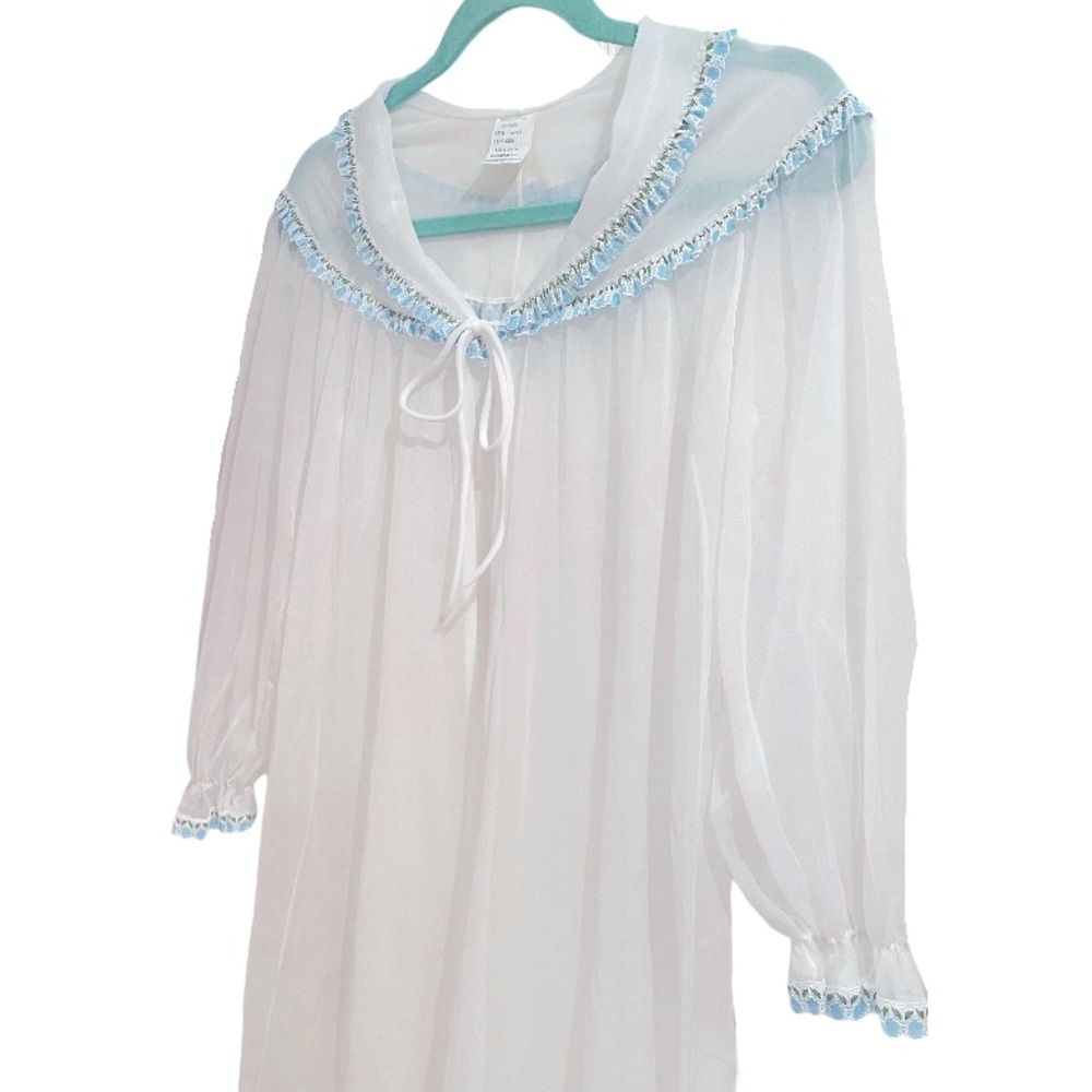 Vintage 1950s White W/ Blue Floral Embroidered Trim Peignoir 100% Nylon Small